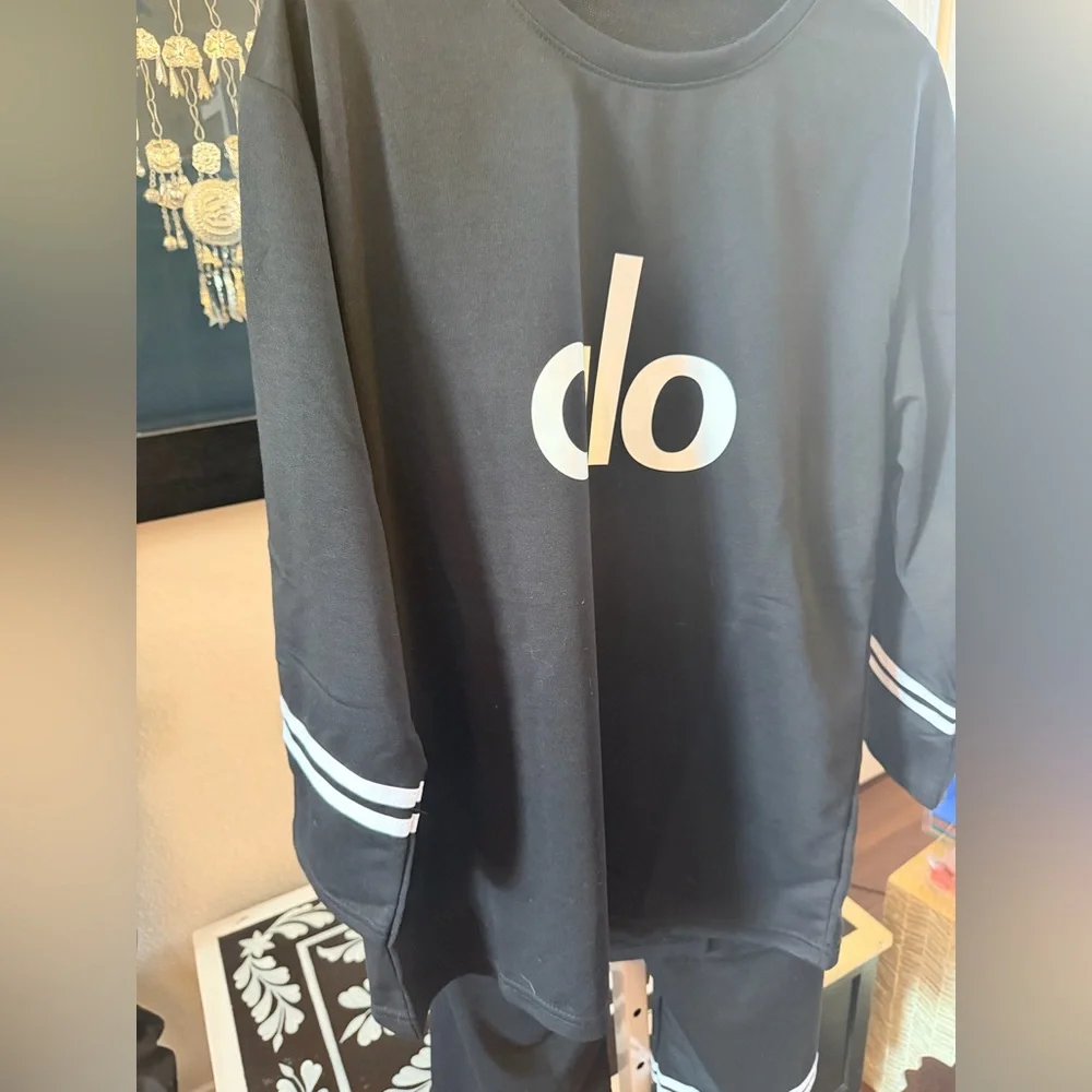 ALO Yoga Black and White Set - Picture 7 of 7